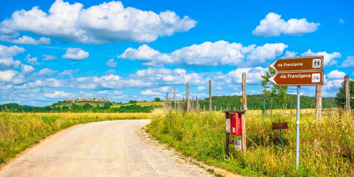 The most beautiful walks to do in spring in Italy 